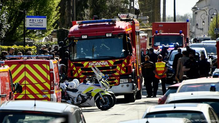 Frankreich | tötliche Messerattacke auf Polizistin in Rambouillet