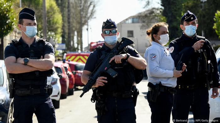 Frankreich | tötliche Messerattacke auf Polizistin in Rambouillet