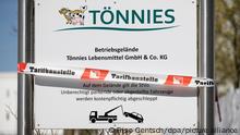 23/04/2021 „Tarifbaustelle“ steht auf einem Band an einem Betriebsschild von Tönnies Lebensmittel. Mit der Aktion wird vor dem Werk von Tönnies für höhere Löhne protestiert. Die Aktion der Gewerkschaft Nahrung-Genuss-Gaststätten (NGG) geht über vier Stunden vor Deutschlands größtem Schlachtbetrieb. +++ dpa-Bildfunk +++