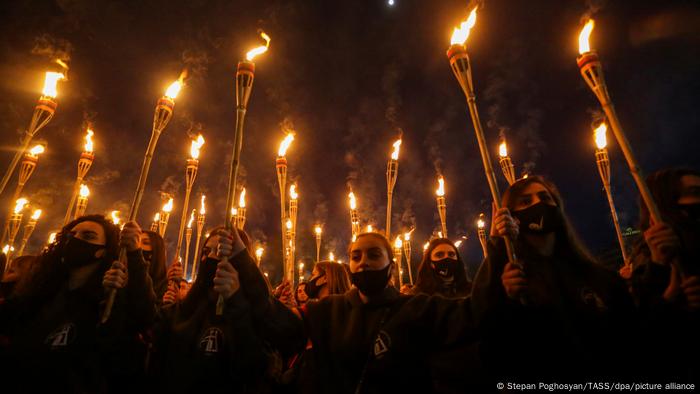 Un grupo de personas lleva antorchas en Ereván mientras participa en una marcha hacia el Complejo Conmemorativo del Genocidio Armenio de Tsitsernakaberd, que conmemora a las víctimas del Genocidio Armenio en el Imperio Otomano. (23.04.2021)