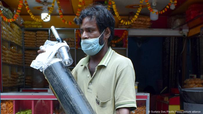 Indien Mann mit medizinischer Sauerstoffflasche Indien Mann mit medizinischer Sauerstoffflasche