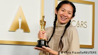 En iyi yönetmen ödülü Chloe Zhao'ya verildi En iyi yönetmen ödülü Chloe Zhao'ya verildi