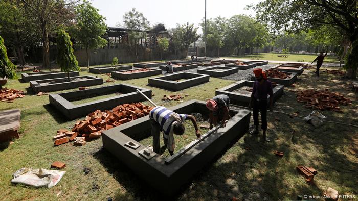 Indien Neu Delhi | Arbeiter eines Krematoriums in Neu Delhi errichten neue Plattformen Indien Neu Delhi | Arbeiter eines Krematoriums in Neu Delhi errichten neue Plattformen