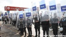 HDP Ko-Vorsitzender Mithat Sancar und Ko-Vorsitzende Pervin Buldan vor dem Gerichtssaal Prozess hat heute in Ankara unter massiven Sicherheitsvorkehrungen begonnen. 