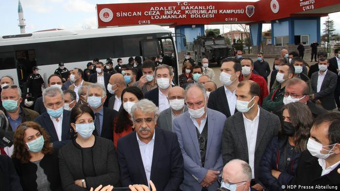 HDP'li yöneciler duruşmanın yapıldığı binanın önünde