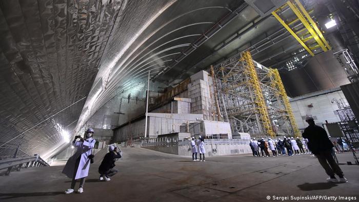 Obras de construcción de la cubierta metálica para proteger la central de Chernóbil, en una imagen de julio de 2019.