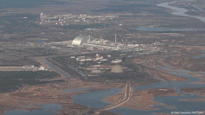 Стальной саркофаг над разрушенным реактором Чернобыльской АЭС (фото из архива)
