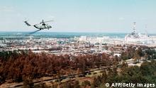 *** Dieses Bild ist fertig zugeschnitten als Social Media Snack (für Facebook, Twitter, Instagram) im Tableau zu finden: Fach „Images“ ***
Undated picture of a military helicopter spreading stuff supposed to reduce the contamination of the air full of radioactive elements above the Chernobyl nuclear plant, a few days after its No. 4 reactor's blast, the world's worst nuclear accident of the 20th century. / AFP / TASS / STF AND - (Photo credit should read STF/AFP via Getty Images)