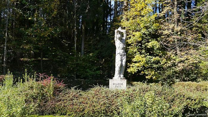 Denkmal für Nicholas Russellmire an die Opfer des Massakers von Pinsberg, das am 28. April 1945 stattfand.