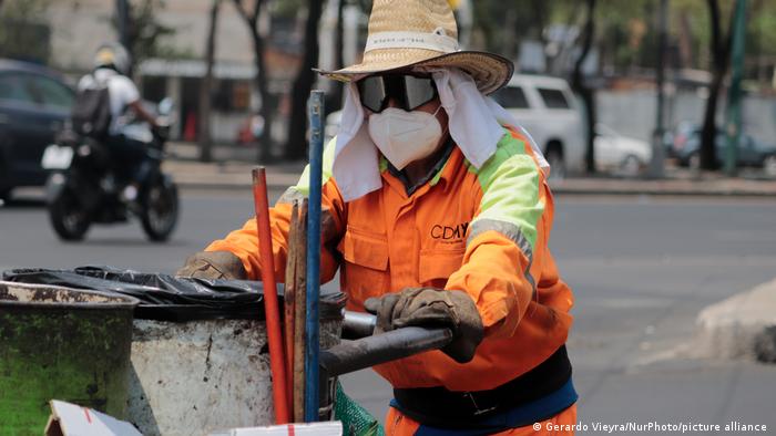 Un trabajador usa mascarilla mientras avanza por las calles de Ciudad de México en los primeros meses de la pandemia.