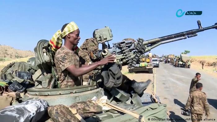 Äthiopische Soldaten auf einem Panzer