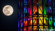 26.04.2021
The almost full moon is seen next to the Tokyo Skytree in Tokyo on April 26, 2021. (Photo by Philip FONG / AFP)