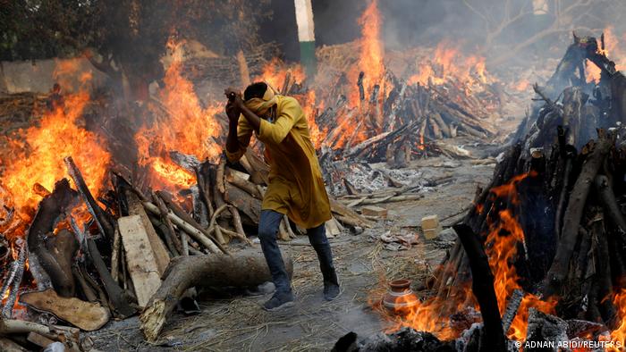 سوزاندن اجساد قربانیان کرونا در دهلی، ۲۶ آوریل ۲۰۲۱