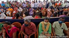 Indien Mumbai | Menschen warten auf Coronaimpfung