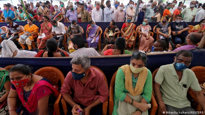 在孟买，人们在等待接种新冠疫苗