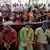 أعداد كبيرة من الناس في مدينة مومباي الهندية ينتظرون دورهم في التلقيح ضد كورونا