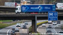 Das Autobahnkreuz Kaiserberg, Autobahn A40, Ruhrschnellweg, kreuzt die A3, Brückenlandschaft, Autobahnbrücken und Eisenbahnbrücken, genannt Spagettiknoten, Duisburg, NRW, Deutschland,