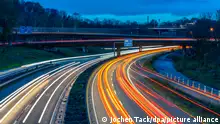 Das Autobahnkreuz Kaiserberg, Autobahn A40, Ruhrschnellweg, kreuzt die A3, Brückenlandschaft, Autobahnbrücken und Eisenbahnbrücken, genannt Spagettiknoten, Duisburg, NRW, Deutschland,