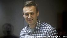 *** Dieses Bild ist fertig zugeschnitten als Social Media Snack (für Facebook, Twitter, Instagram) im Tableau zu finden: Fach „Images“ —> Weltspiegel/Bilder des TagesFILE PHOTO: Russian opposition politician Alexei Navalny attends a court hearing in Moscow, Russia February 20, 2021. REUTERS/Maxim Shemetov/File Photo