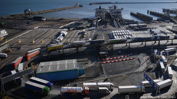 Erkennungszeichen für den Handel zwischen EU und Großbritannien: Jede Menge Lastwagen im Hafen von Dover Erkennungszeichen für den Handel zwischen EU und Großbritannien: Jede Menge Lastwagen im Hafen von Dover