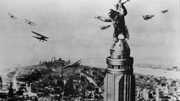 Filmstill aus dem Film King Kong mit dem Gorille auf dem Empire State Building. 