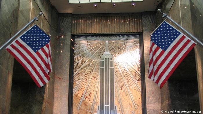 Lobby mit Wandgemälde des Empire State Building.
