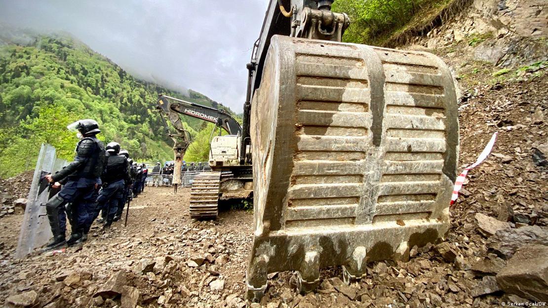 Rize'nin İkizdere ilçesinde, UNESCO koruması altındaki vadide taş ocağı için yol açma çalışması yapan bir iş makinesi ile bu çalışmanın emniyetini sağlayan güvenlik güçleri - (27.04.2021)