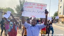 Demonstrationen gegen die Einrichtung eines Übergangs-Militärrates im Tschad am 27. April 2021.
Copyright: Blaise Dariustone / DW