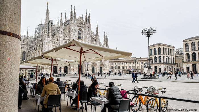 Gäste sitzen an den Tischen im Außenbereich eines Restaurants am Mailänder Dom Gäste sitzen an den Tischen im Außenbereich eines Restaurants am Mailänder Dom