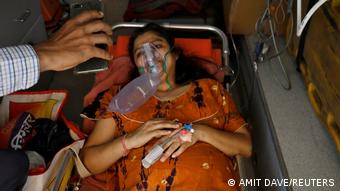 Пациентка в кислородной маске, Индия, 28 апреля