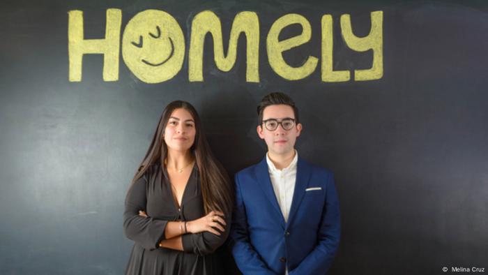 Melina Cruz frente al logo de Homely