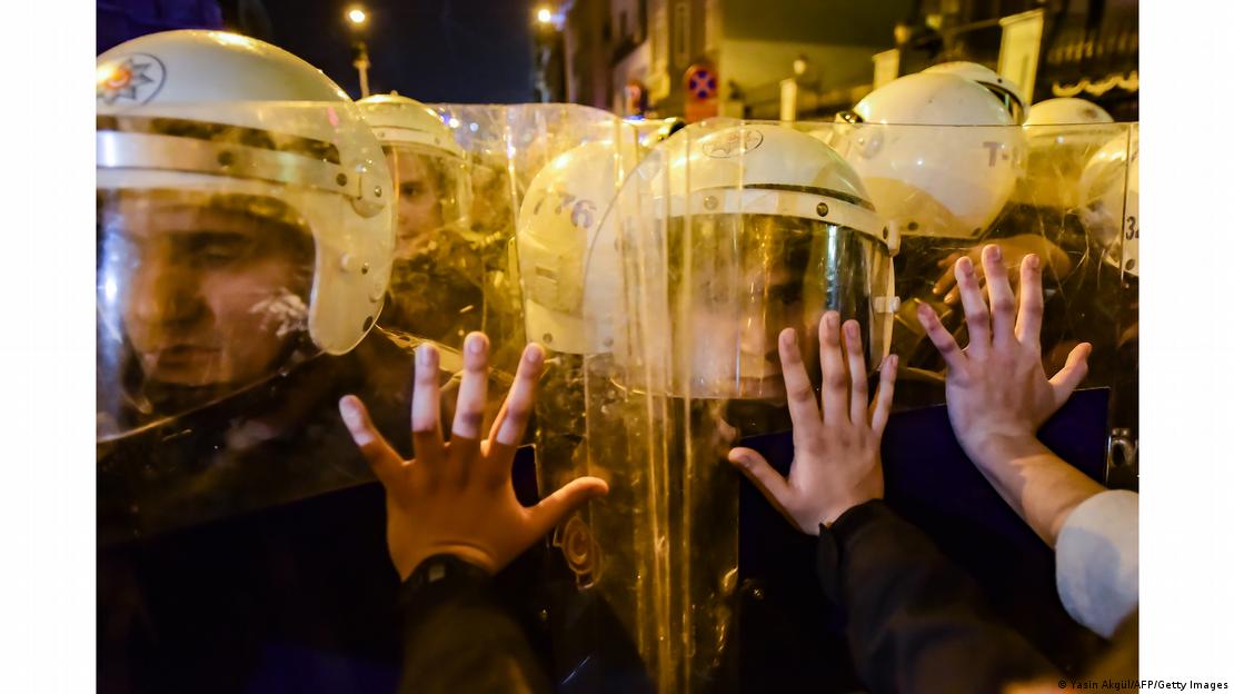 Türkiye'de bir eylemde polis ile karşı karşıya gelen protestocular