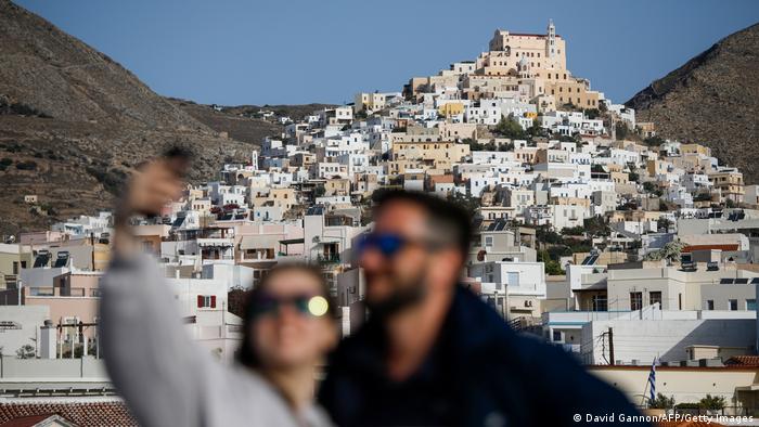 Sacarse fotos en Míkonos: turistas y habitantes pueden volver a tomar ouzo en las tabernas griegas.
