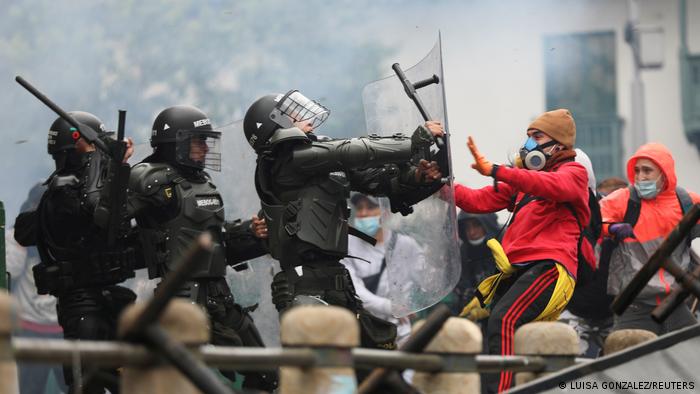 Policías chocan contra los manifestantes en Bogotá en una imagen del pasado 28 de abril.