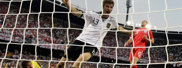 Thomas Müller jubelt nach seinem Tor gegen England NO FLASH
