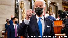 *** Dieses Bild ist fertig zugeschnitten als Social Media Snack (für Facebook, Twitter, Instagram) im Tableau zu finden: Fach „Images“ —> 100 Tage Biden***29.04.2021***WASHINGTON, DC - APRIL 28: President Joe Biden leaves the House Chamber with Rep. Maxine Waters (D-Calif.) and Sen. Bernie Sanders (I-Vt.) after the House chamber of the U.S. Capitol April 28, 2021 in Washington, DC. On the eve of his 100th day in office, Biden spoke about his plan to revive America’s economy and health as it continues to recover from a devastating pandemic. He delivered his speech before 200 invited lawmakers and other government officials instead of the normal 1600 guests because of the ongoing COVID-19 pandemic. Melina Mara-Pool/Getty Images/AFP (Photo by POOL / GETTY IMAGES NORTH AMERICA / Getty Images via AFP)