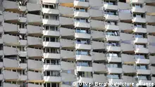28/04/2021 Satellitenschüsseln stehen im Stadtteil Chorweiler auf den Balkonen eines Hochhauses. Die Stadt Köln will in Stadtteilen mit hoher Inzidenz bevorzugt impfen. In Köln gibt es - wie in anderen Großstädten auch - massive Unterschiede bei den Corona-Zahlen je nach Stadtteil. In Vierteln mit ärmerer Bevölkerung infizieren sich viel mehr Menschen als in Vierteln mit reichen Einwohnern. (Zu dpa: «Köln will in Stadtteilen mit hoher Inzidenz bevorzugt impfen») +++ dpa-Bildfunk +++
