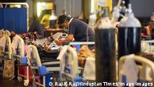 *** Dieses Bild ist fertig zugeschnitten als Social Media Snack (für Facebook, Twitter, Instagram) im Tableau zu finden: Fach „Images“ —> Indien/Coronavirus***29.04.2021***NEW DELHI, INDIA - APRIL 28: A view inside the temporary Covid-19 care centre attached to LNJP Hospital, at Shehnai Banquet Hall, on April 28, 2021 in New Delhi, India. As Covid-19 cases continued to surge in Delhi with over 1,03,424 active cases people are struggling to get hospital beds, ventilators, oxygen cylinders, injections and medicines with the health infrastructure in the state almost stretched to its limit. Photo by Raj K Raj/Hindustan Times As COVID Cases Surge, Indian Hospitals Struggle With Shortage Of Beds PUBLICATIONxNOTxINxIND
