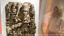 14.02.2018, Hamburg: Raubkunst-Bronzen aus dem Land Benin in Westafrika sind im Museum für Kunst und Gewerbe (MKG) in einer Vitrine ausgestellt. Das MKG hat die Herkunftsgeschichte der drei Bronzen aus seiner Sammlung erforscht und präsentiert die Ergebnisse nun in einer Ausstellung. (zu dpa «Museum für Kunst und Gewerbe zeigt Bronzen aus Benin» vom 15.02.2018) Foto: Daniel Bockwoldt/dpa ++ +++ dpa-Bildfunk +++