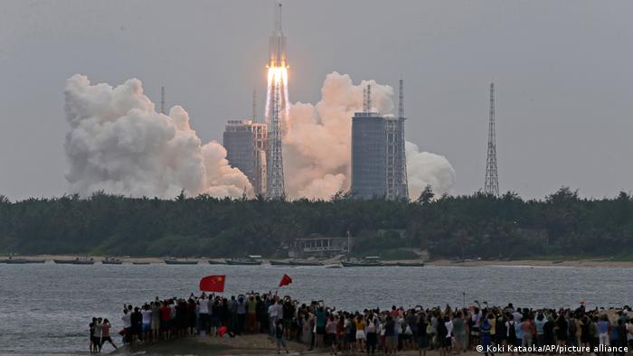 Un cohete Long March 5B Y2, que transporta Tianhe, el módulo central de la estación espacial china, se lanza en el sitio de lanzamiento de naves espaciales de Wenchang, en la provincia de Hainan, el 29 de abril de 2021.
