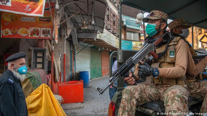 Pakistan | Coronavirus | Militär-Patrouillen zur Einhaltung der Restriktionen