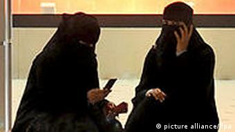 Saudi-Arabien Frauen mit Handy in Riad