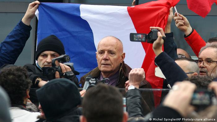 Frankreich Der frühere General Christian Piquemal bei einer fremdenfeindlichen Demonstration
