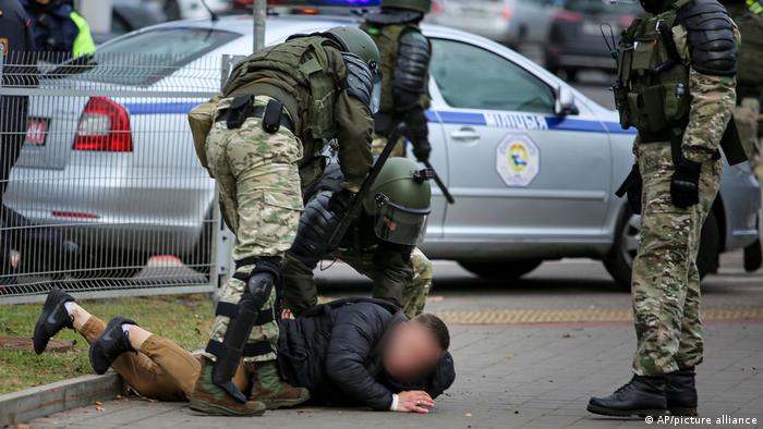 Задержание участника акции протеста в Минске, 1 ноября 2020 года