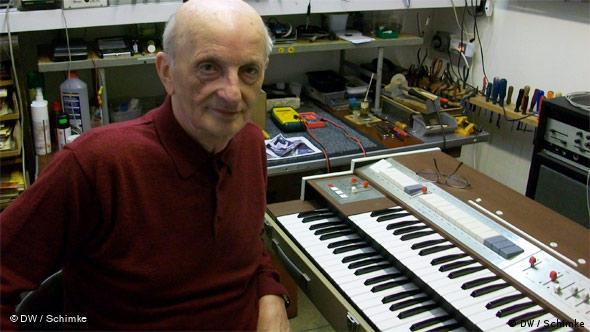 Vermona-Orgeln: Der ehemalige Produktionsleiter Rolf Weichert in der Werkstatt, die er sich in seinem Wohnhaus im Musikbauerstädtchen Markneukirchen eingerichtet hat (Foto: DW / Robert Schimke)