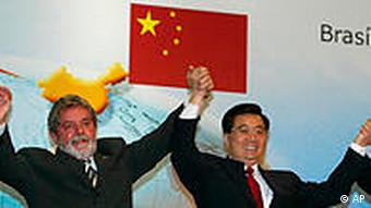 Die Präsidenten Lula da Silva (Brasilien) und Hu Jintao (China) recken die gemeinsam die Hände hoch. (Foto: AP)