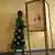 Une femme se dirige vers un isoloir à Bujumbura (archive de 2010)