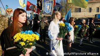 За квітами в кольорах українського прапора - символіка дивізії СС Галичина 