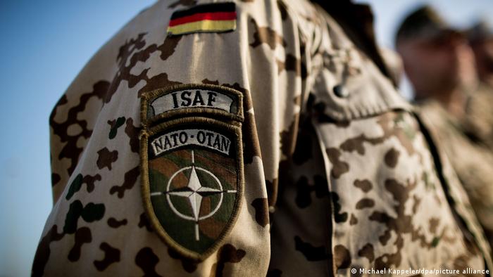 Ein Bundeswehrsoldat mit dem Abzeichen der Nato Mission ISAF steht in Kundus in Afghanistan bei einem Appell. 