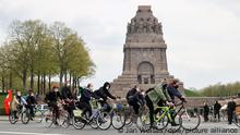 Teilnehmer einer linken Fahrraddemo treffen am Völkerschlachtdenkmal ein. Die Stadt Leipzig hat drei für den 1. Mai angemeldete Demonstrationen verboten. Dazu zählen die Kundgebung des III. Weges sowie zwei Veranstaltungen, die von der Bürgerbewegung Leipzig 2021 angemeldet worden waren. Die Bewegung wird zum Spektrum der Corona-Maßnahmen-Kritiker gezählt. In Leipzig sind für den ersten Mai insgesamt zwölf Demos und Fahrradaufzüge angemeldet worden.